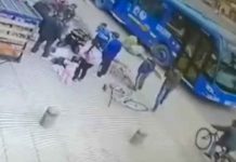 Mujer casi pierde la vida al caer a una alcantarilla junto a su bebe Bogotá Mujer casi pierde la vida al caer a una alcantarilla junto a su bebe Bogotá