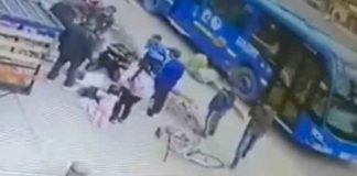 Mujer casi pierde la vida al caer a una alcantarilla junto a su bebe Bogotá
