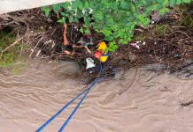 Honduras: Bomberos rescatan a mujer arrastrada por río Humuya Honduras: Bomberos rescatan a mujer arrastrada por río Humuya
