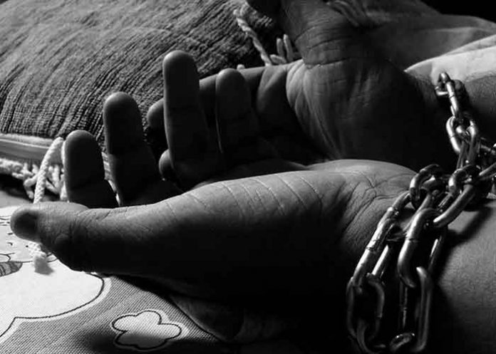 Mujer encadenada sufre violencia