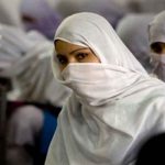 Una mujer fue agredida por más de 400 hombres afganos