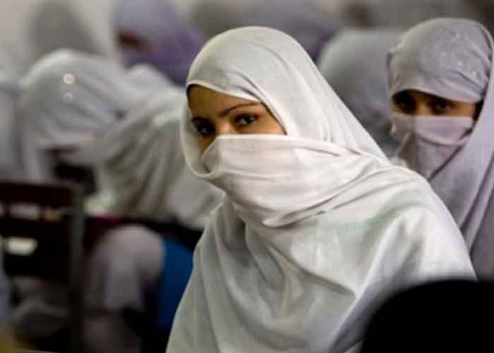 mujer8 Una mujer fue agredida por más de 400 hombres afganos