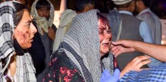 Mujeres heridas llegan a un hospital después de dos explosiones