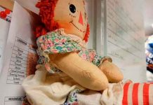 Terrorífico: Mujer muestra muñeca que se mueve sola (video)