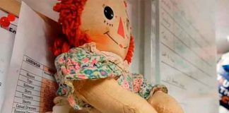 Terrorífico: Mujer muestra muñeca que se mueve sola (video)