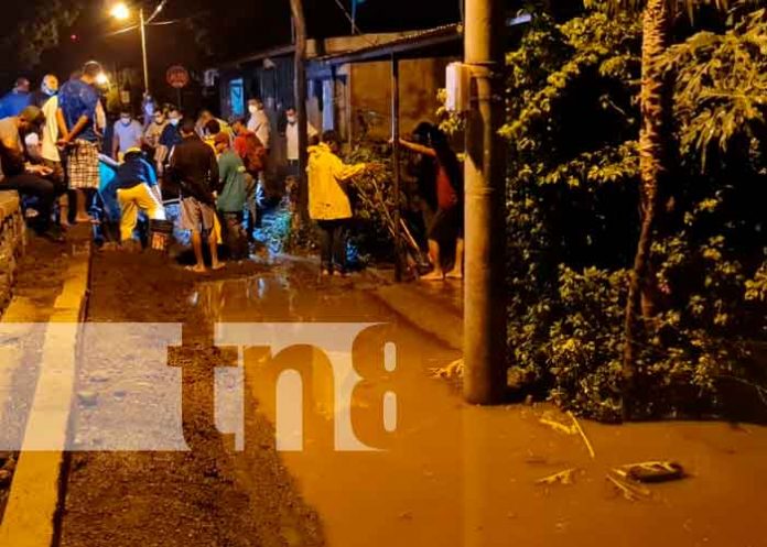 Casas y árboles colapsados por lluvias y vientos en Nagarote