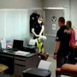 Policías torturan a un narco en Tailandia: No les quiso pagar el soborno Policías torturan a un narco en Tailandia: No les quiso pagar el soborno