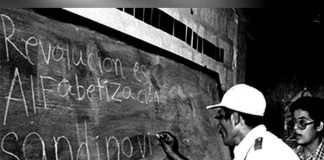 Personas participan en la cruzada de alfabetización