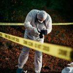 Niña que salió a comprar dulces es hallada desmembrada en un lago Médico Forense toma muestras del cuerpo desmembrado de una niña