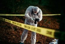 Médico Forense toma muestras del cuerpo desmembrado de una niña