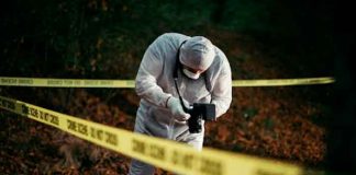 Médico Forense toma muestras del cuerpo desmembrado de una niña