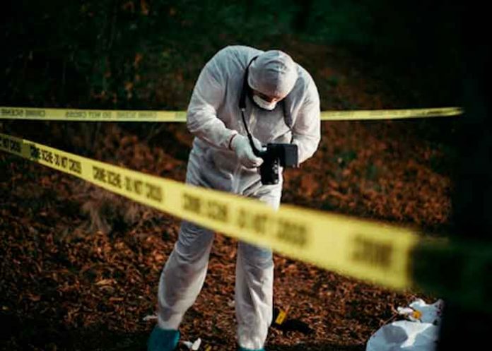 Médico Forense toma muestras del cuerpo desmembrado de una niña