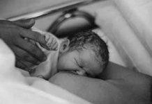 Una mujer lactando a su bebé