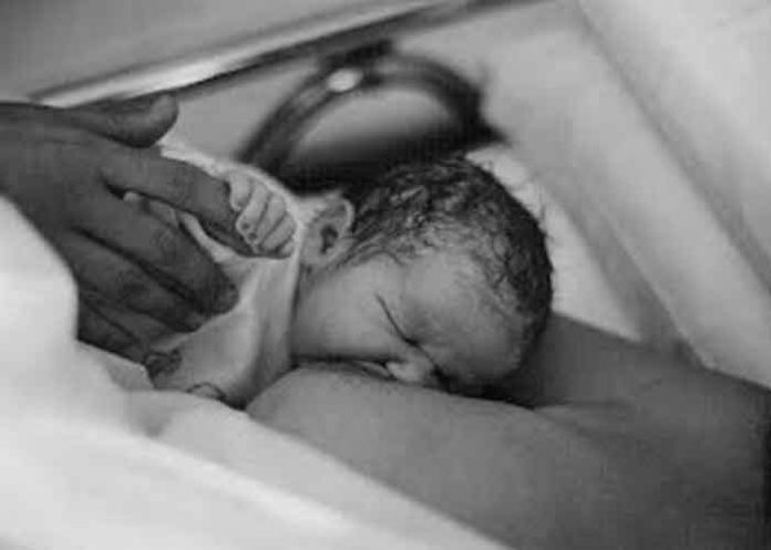 Una mujer lactando a su bebé