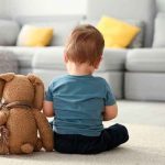 ¡Brutal! Hombre mató a niño con autismo tras golpear su cabeza contra la pared Niño que sufre autismo junto a un peluche