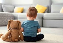 ¡Brutal! Hombre mató a niño con autismo tras golpear su cabeza contra la pared Niño que sufre autismo junto a un peluche