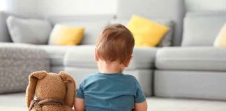 Niño que sufre autismo junto a un peluche