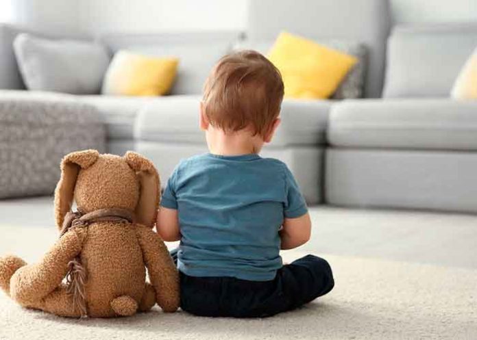 niño1 Niño que sufre autismo junto a un peluche