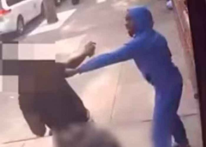 Hombre es apuñalado en la cara y abdomen en plena calle en Nueva York