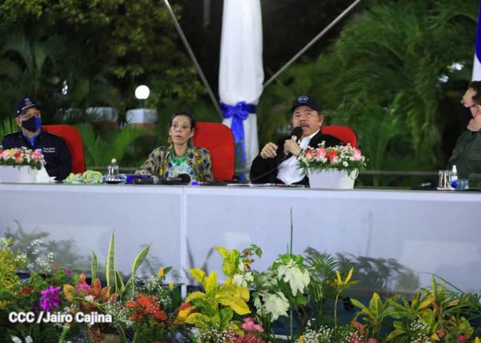 Acto del 41 Aniversario de la Fuerza Naval, presidido por el Comandante Daniel Ortega