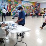 Entrega de pago a trabajadores del MINED con el aumento salarial