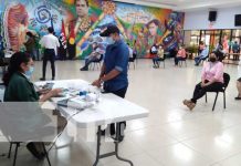Trabajadores del MINED desde ya gozan del 5% de aumento Entrega de pago a trabajadores del MINED con el aumento salarial