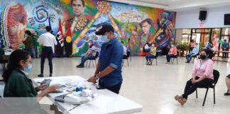 Entrega de pago a trabajadores del MINED con el aumento salarial