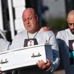 Reino Unido: Padre despide desconsolado a su bebé, asesinado por su madre