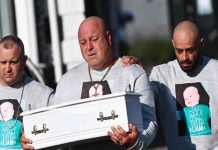 Reino Unido: Padre despide desconsolado a su bebé, asesinado por su madre