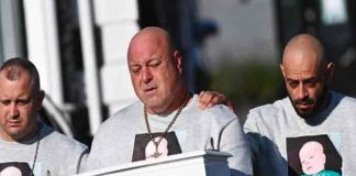 Reino Unido: Padre despide desconsolado a su bebé, asesinado por su madre