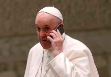 Momento cuando el Papa rompe el protocolo y atiende una llamada (VIDEO) El papa Francisco habla por teléfono durante la audiencia general semanal en el Aula Pablo VI del Vaticano, el 11 de agosto de 2021. / FOTO / AP Photo / Riccardo De Luca