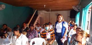 Entrega de paquetes alimenticios a madres en Matiguás