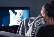 Adelgazar viendo películas de terror es posible, según la ciencia Una mujer sentada viendo una película de terror en su tv / Imagen referencial / Pixabay