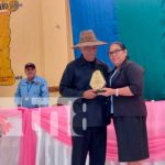 Entregan Orden de Autonomía a maestro abnegado por la lucha contra el analfabetismo en el Caribe Entregan Orden de Autonomía a maestro abnegado por la lucha contra el analfabetismo en el Caribe