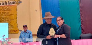 Entregan Orden de Autonomía a maestro abnegado por la lucha contra el analfabetismo en el Caribe