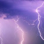 Foto: Hombre es alcanzado por un rayo a través del mando de su videojuego / Referencia