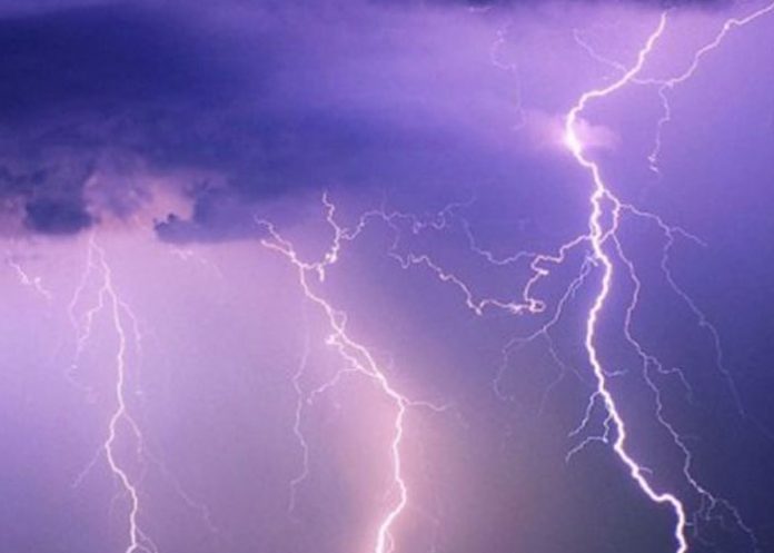 Foto: Hombre es alcanzado por un rayo a través del mando de su videojuego / Referencia