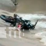 Samaritanos salvan a un motociclista al caer a un río en Sébaco Motociclista cae a un río en Matagalpa