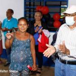 Una mujer de Rivas recibe las llaves de su vivienda digna