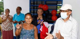 Una mujer de Rivas recibe las llaves de su vivienda digna