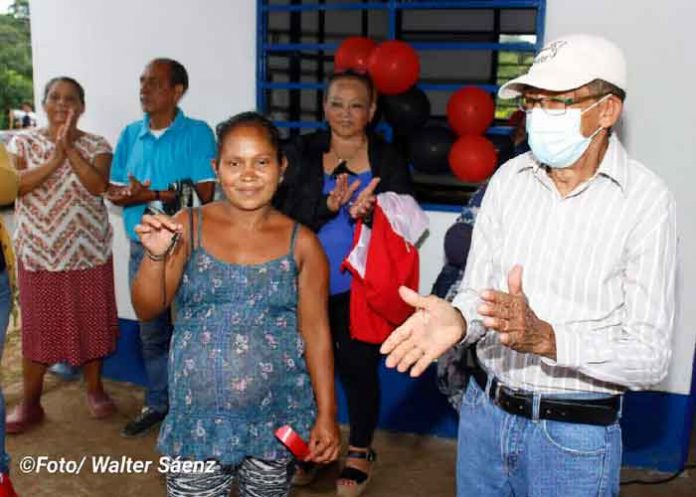 rivas2 Una mujer de Rivas recibe las llaves de su vivienda digna