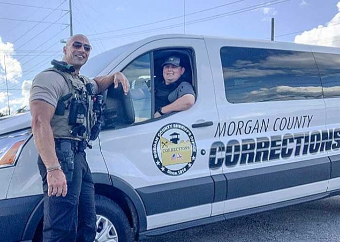 roca-2 Policía se vuelve viral por parecerse a La Roca