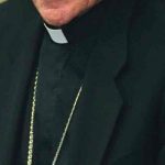 Un sacerdote asesinado en Francia por el autor del incendio en Nantes