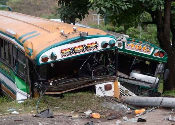 salvador-3} Mortal choque entre dos buses dejó al menos 12 lesionados en El Salvador