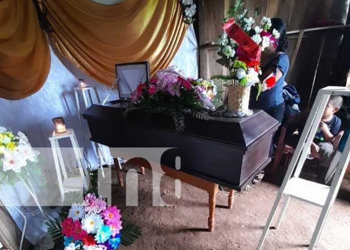 Cuerpo de niña que murió por una serpiente siendo velada en Chontales