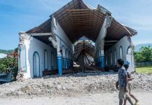 ¿Cuántas réplicas ha generado el terremoto que sacudió Haití? Un joven camina frente a una iglesia destruida por el potente sismo de 7,2 grados en Haití / FOTO / AFP