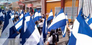 Desfile escolar en honor a las Fiestas Patrias