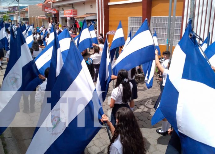 Desfile escolar en honor a las Fiestas Patrias
