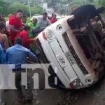 Camión termina volcado y conductor delicado en la conocida Cuesta El Plomo