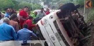 Camión termina volcado y conductor delicado en la conocida Cuesta El Plomo